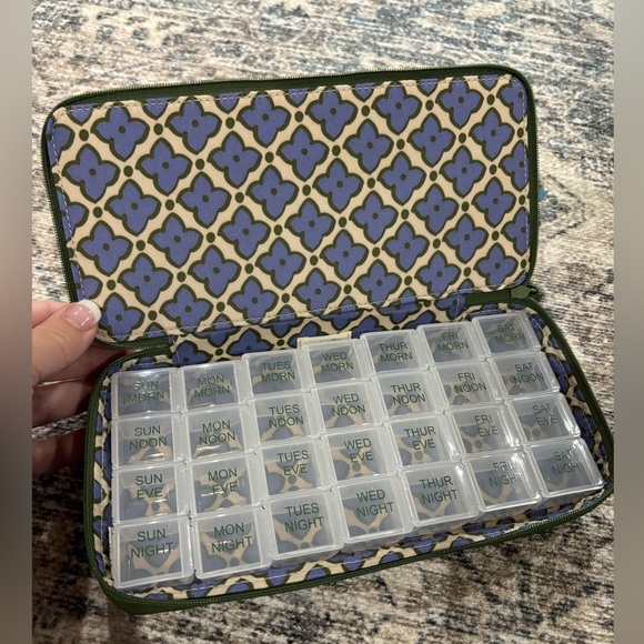 Vera Bradley Green Quilted Large Travel Pill Case - Picture 5 of 7